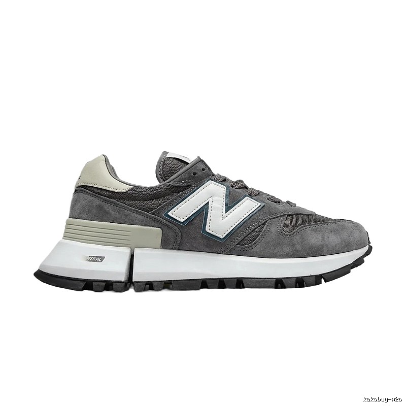 New Balance retro-style grey sports shoes