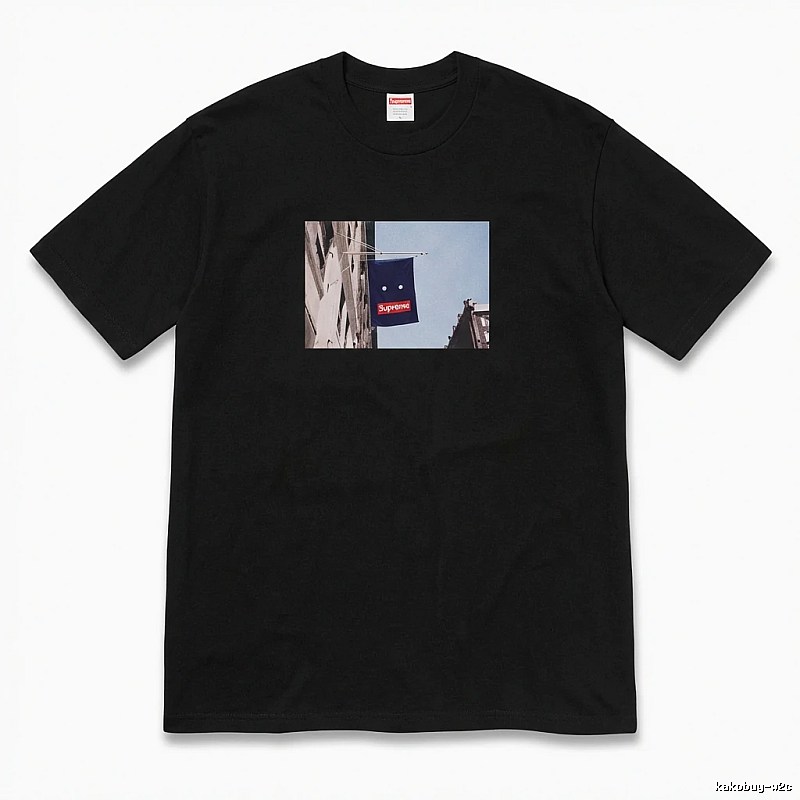 Supreme street scene style black T-shirt